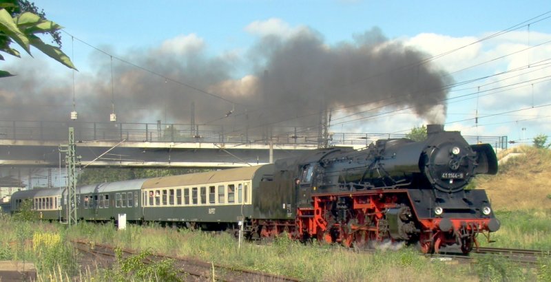 Die 41 1144-9 fhrt mit einem Sonderzug am 21.06.2008 in Naumburg (Saale) aus. (Foto: Gnther Gbel)