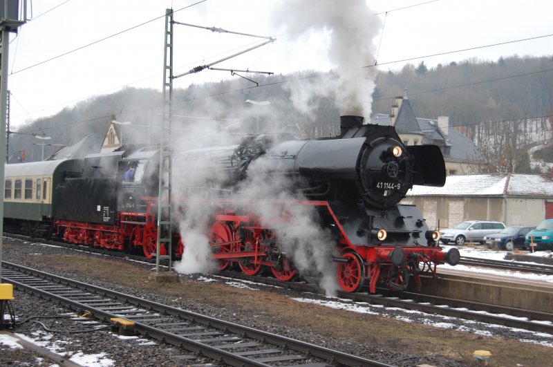 Die 41 1144 vor ihrem Rodelblitz im Bf Eisenach. Mit den 4 Wagen hinauf nach Suhl, gabs richtig was zu tun, fr die 41er. Herrlich gepflegt war die Maschine und das gesamte Team hatte eine spitzenmige Leistung geliefert. Eisenach am 21.02.09