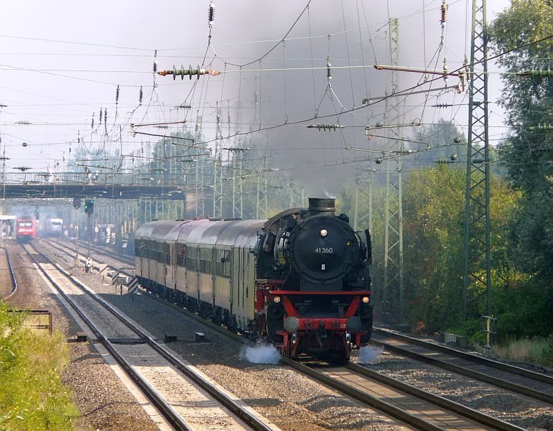 Die 41 360 rauscht durch den Bahnhof Angermund. Behangen mit 10 Wagen muss sie ganz schn  ackern . Das Bild stammt vom 16.08.2008