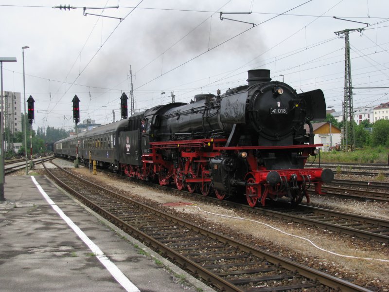 Die 41018 bei der Einfahrt in den Bahnhof Mnchen Ost.
Fotografiert am 8.Juni 2008, leider war das Wetter nicht ganz so besonders.