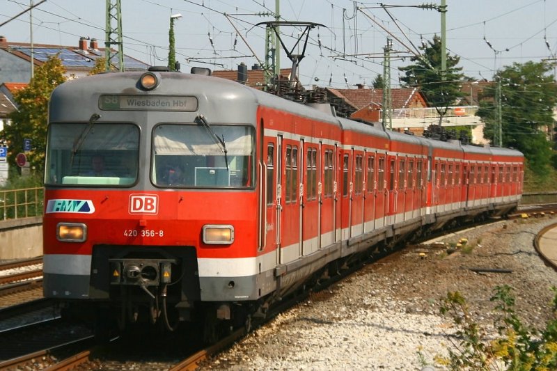 Die 420 356-8 als S8 nach Wiesbaden HBF aufgenommen in Kelsterbach am 01.09.2009