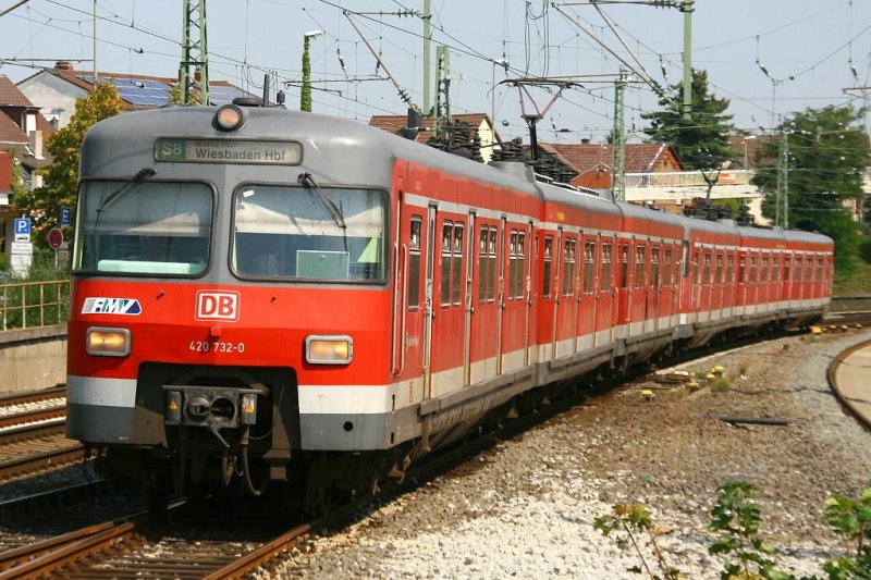 Die 420 732-0 als S8 nach Wiesbaden HBF aufgenommen in Kelsterbach am 01.09.2009