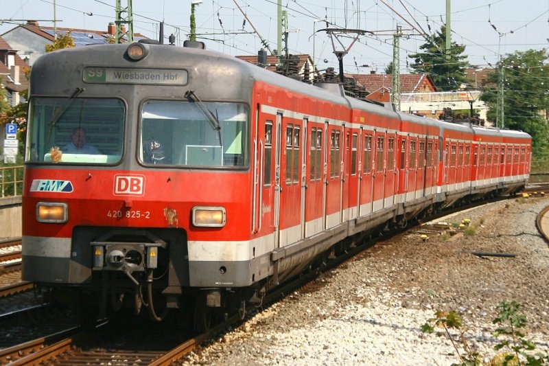 Die 420 825-2 als S9 nach Wiesbaden HBF aufgenommen in Kelsterbach am 01.09.2009