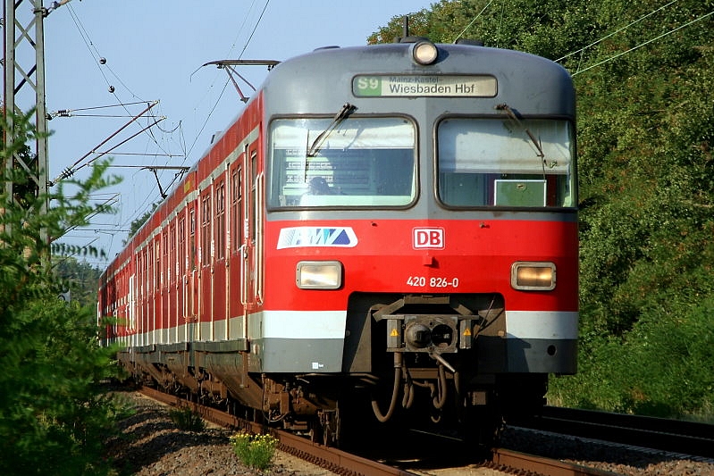 Die 420 826-0 als S9 nach Wiesbaden HBF aufgenommen in Kelsterbach am 20.08.09
