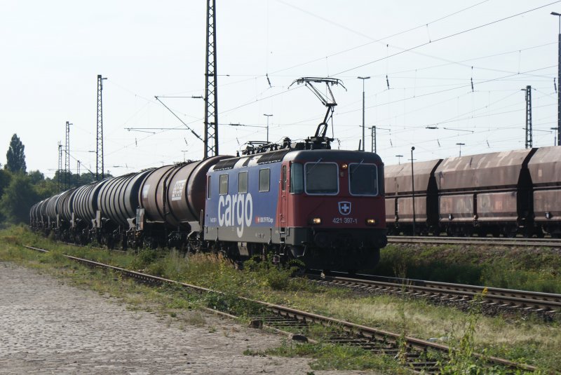 Die 421 397-1 der SBB fuhr am 05.08.2009 mit einem Kesselzug in den Seelzer Rbf.ein.