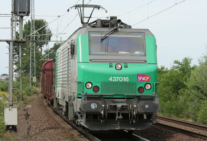 Die 437016 der SNCF zieht einen Gterzug durch Kln Porz Wahn am 29.07.2009