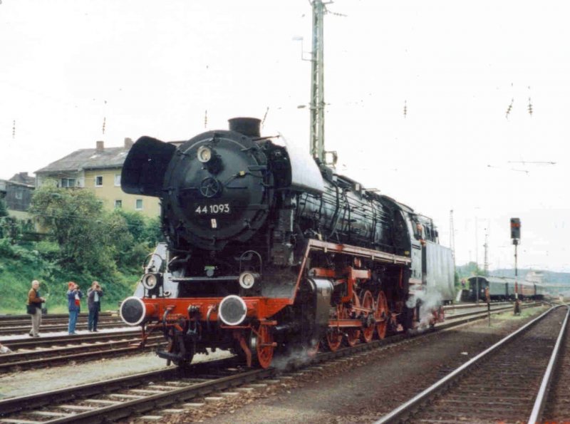 Die 44 1093 am 13.09.1998 beim Bahnhofsfest in Passau Hbf. (Eingescanntes Foto)  