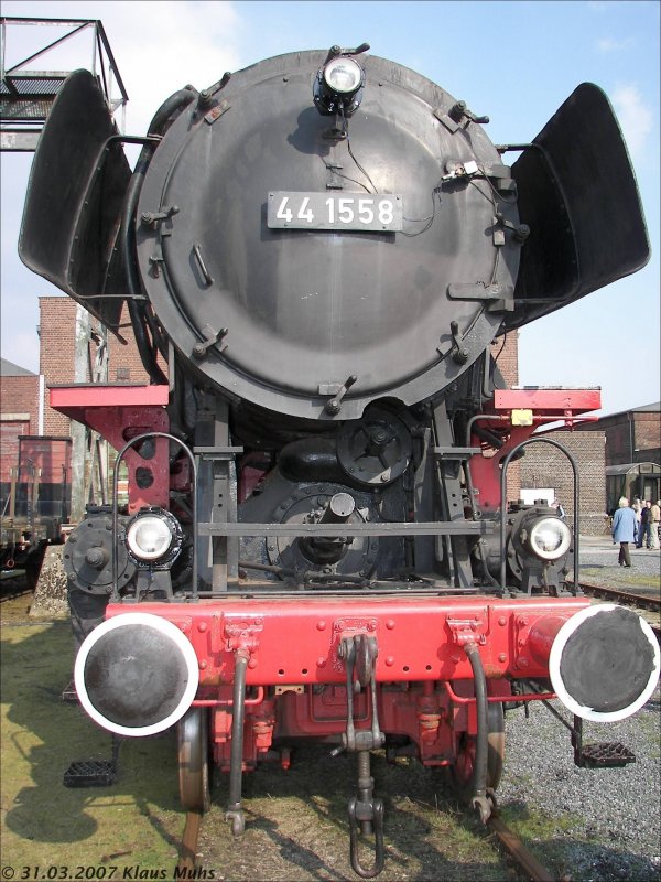 Die 44 1558 der Historischen Eisenbahn Gelsenkirchen im BW Bismarck. In der Mitte ber der Pufferbohle ist die Schutzhlse des 3.Zylinders gut zu sehen. 31.03.2007
