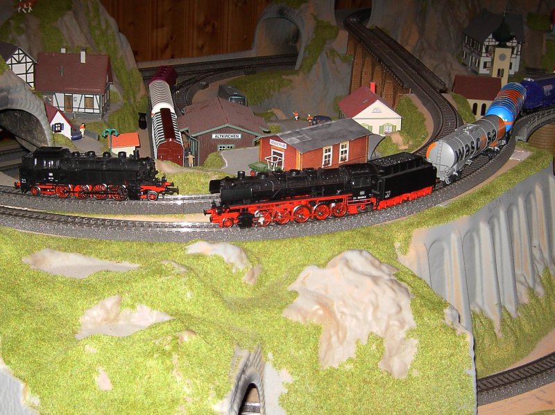 Die 44 534 mit dem Gterzug begibt sich nach der Bergfahrt wider Talwrts wehrend eine 86er Lz bergwrts fhrt. 