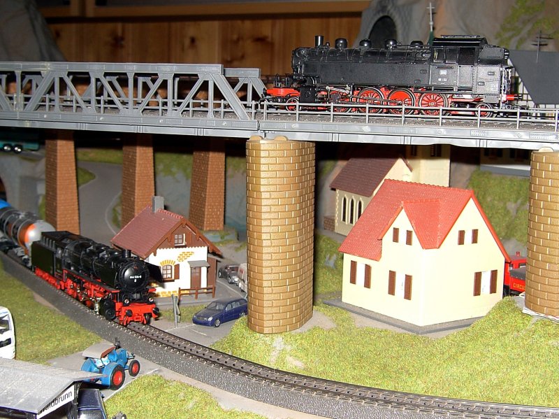 Die 44 534 mit einem Gterzug und die 86 132 unterwegs auf der Gebirgsbahn.