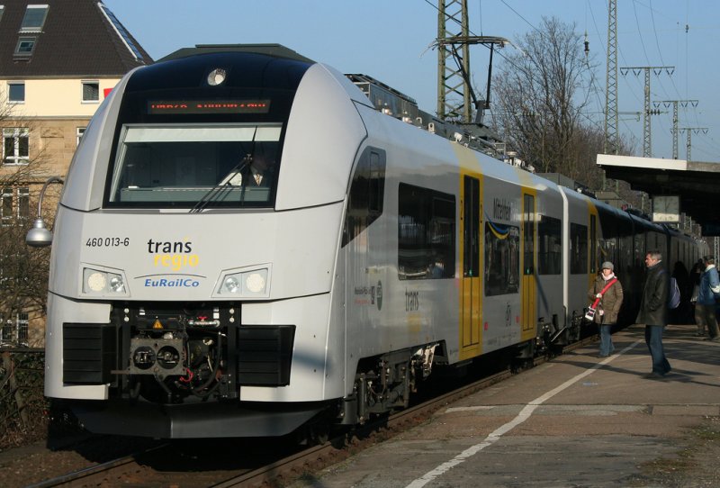 Die 460 013-6 der Mittelrheinbahn auf dem Weg von Kln Messe/Deutz nach Koblenz als RB, von innen sehr gemtlich und angenehm zu fahren, aufgenommen am 30.12.2008 in Kln West