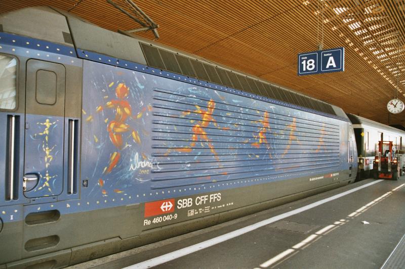 Die 460 040-9 mit einem Gemlde, dass die Bedeutung  Hundert Jahre Bewegung   hat, steht am 11.6.03 im Zrcher HB. (Die Lok ist auf der einen Seite Gelb und auf der andern Blau)