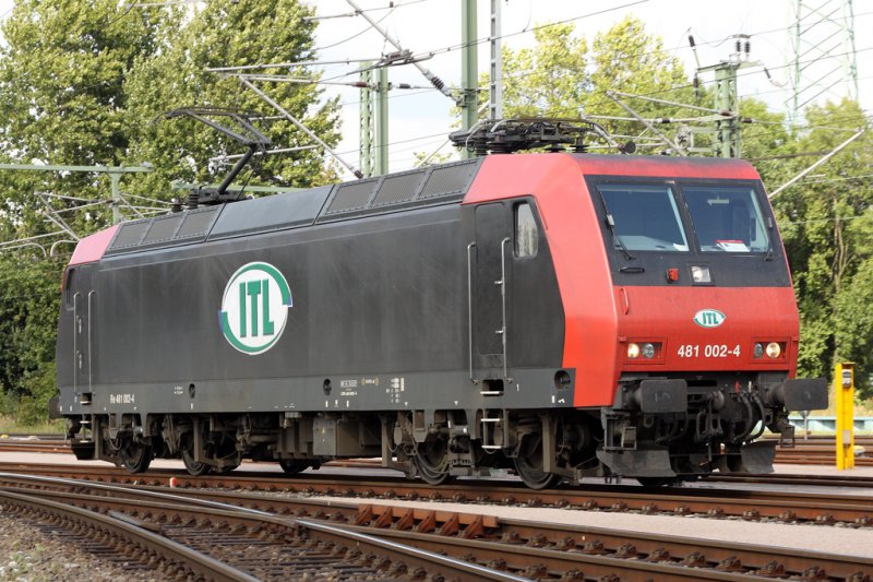 Die 481 002-4 bei der Einfahrt in den Gterbahnhof Hamburg Altenwerder, am 26,08,09