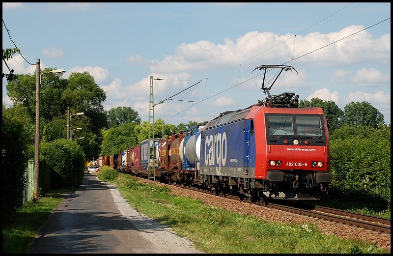 Die 482 005 ist mit einem Gterzug in Richtung Schweiz unterwegs. Aufgenommen bei Rintheim im August 2008.