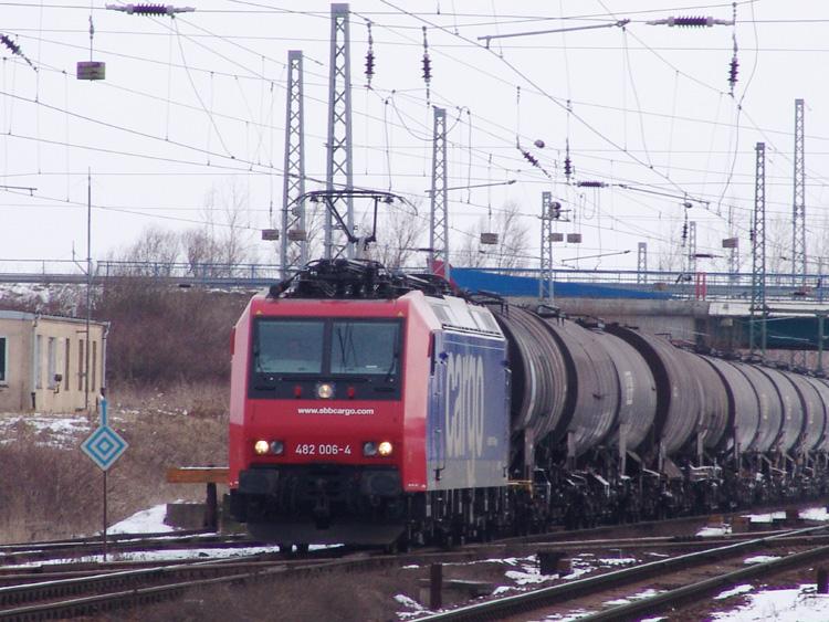 Die 482 006-4 mit dem Kesselzug von Stendell bei der Einfahrt in den Bahnhof Rostock-Seehafen.Aufgenommen am 11.03.06 in Hhe Hp Rostock-Dierkow