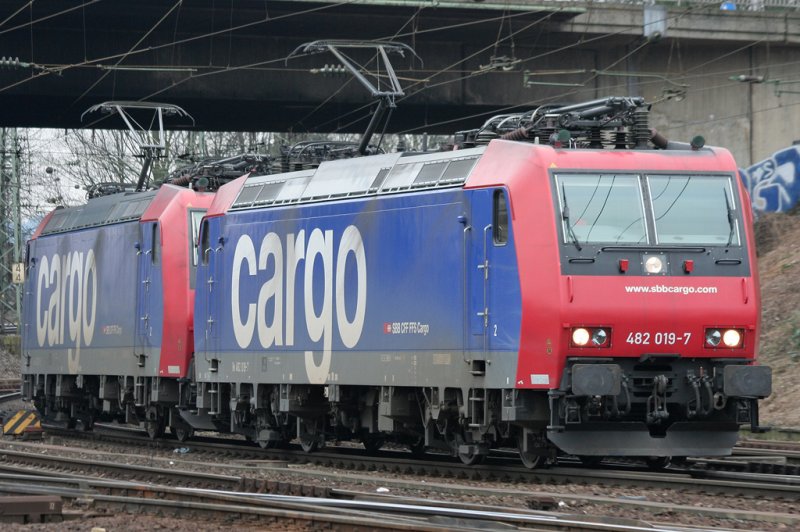Die 482 019-7 der SBB Cargo rangiert in DT in Aachen West am 07.03.2009