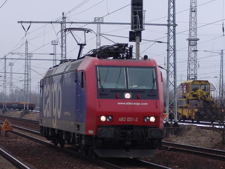 Die 482 031-2 fhrt als LZ in Richtung Hamburg.Aufgenommen am 18.03.06 in Hp Rostock-Dierkow