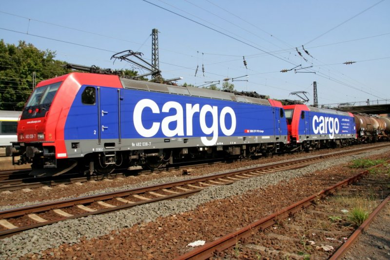 Die 482 038-7 (SBB Cargo) mit einer weiteren RE482 als Doppeltraktion vor einem Gterzug in Mainz Bischofsheim am 20.08.09