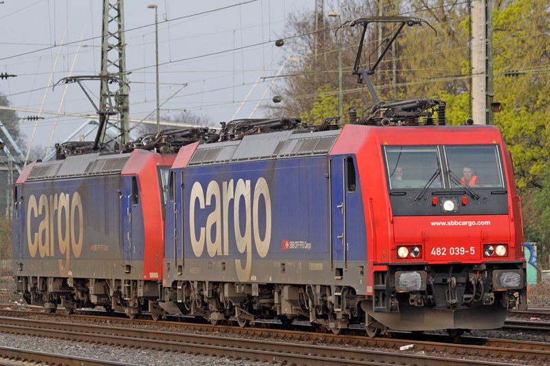 Die 482 039-5 und 482 025-4 fahren durch Kln West am 06,04,09