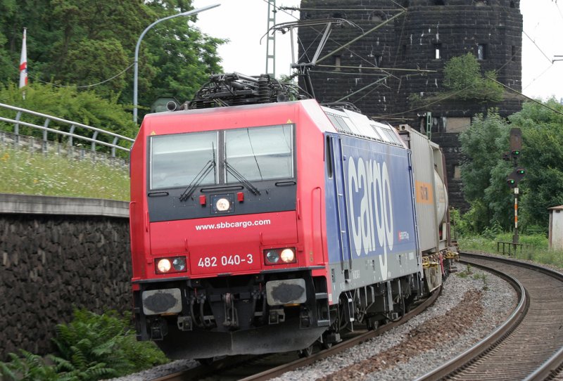Die 482 040-2 der SBB Cargo durchfhrt Erpel mit einem Gterzug am 16.07.2009