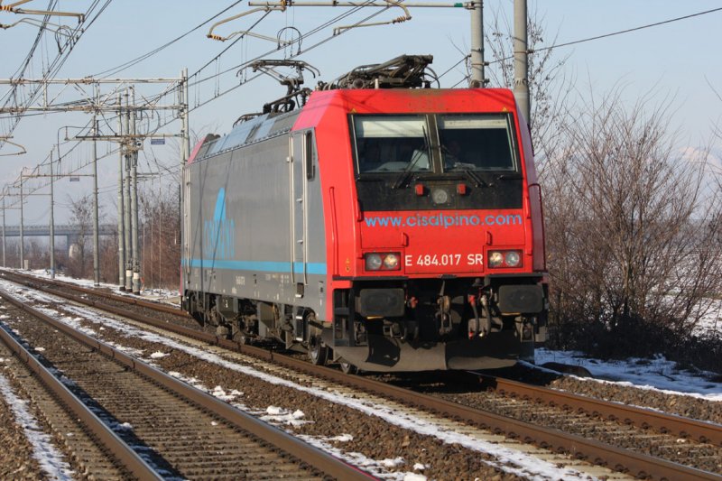 Die 484.017 SR von SBB Cargo fhrt auf der Strecke Mailand-Venedig allein. 04/01/09
