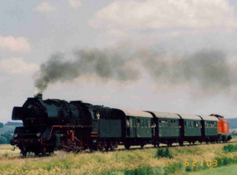 Die 50 0072 und die 213 333 am 21.06.2003 mit einem Sonderzug unterwegs auf der Rottalbahn zwischen Pfarrkirchen und Pocking. Der Zug ist hier bei Anzenkirchen zu sehn. (Bild 1) (Eingescanntes Foto)  