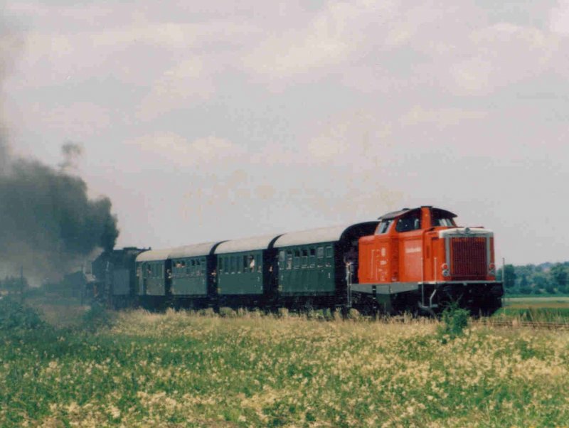 Die 50 0072 und die 213 333 am 21.06.2003 mit einem Sonderzug unterwegs auf der Rottalbahn zwischen Pfarrkirchen und Pocking. Der Zug ist hier bei Anzenkirchen zu sehn. (Bild 2)  (Eingescanntes Foto)  
