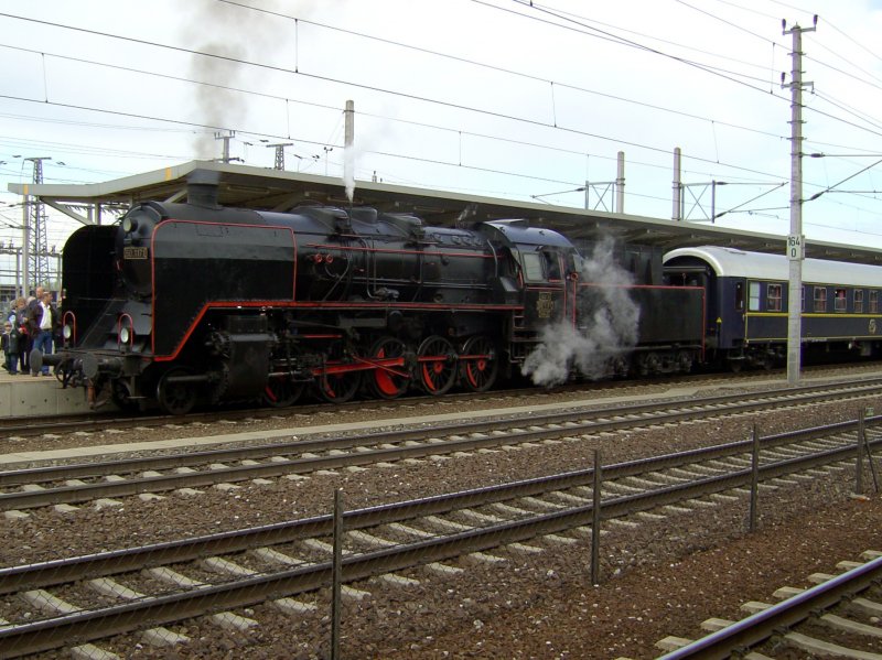 Die 50 1171 von B&B am 19.04.2008 in St. Valentin beim Zug zusammen Rangieren. 