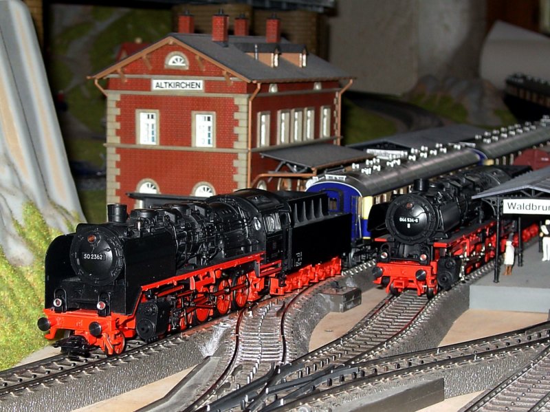 Die 50 2362 mit dem Reingold und die 44 534 im Bahnhof. 