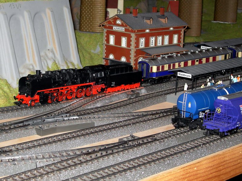 Die 50 2362 mit dem Reingold auf Gleis 1 bei der Ausfahrt aus dem Bahnhof. 