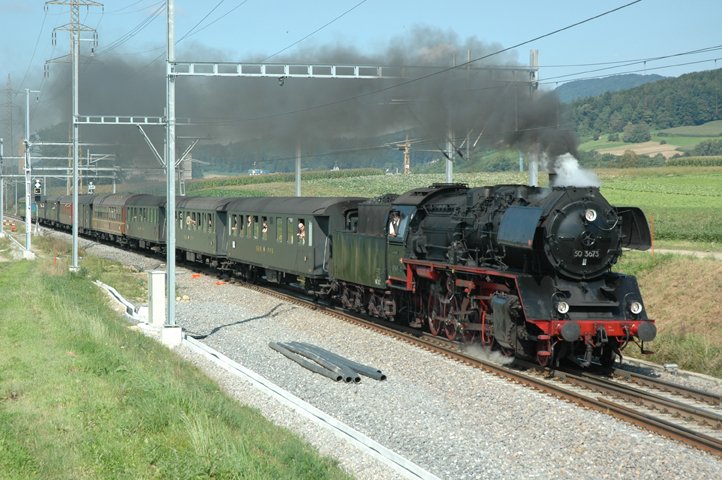 Die 50 3678 ist am 18.8.07 anlsslich der Badenfahrt bei Buchs-Dllikon unterwegs.