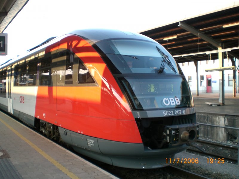 Die 5022 bei der Einfahrt am Wiener Neustdter Hauptbahnhof.
Dieser Triebzug ist meistens zwischen Wiener Neustadt-Fehring und Wiener Neustadt-Gutenstein unterwgs.   