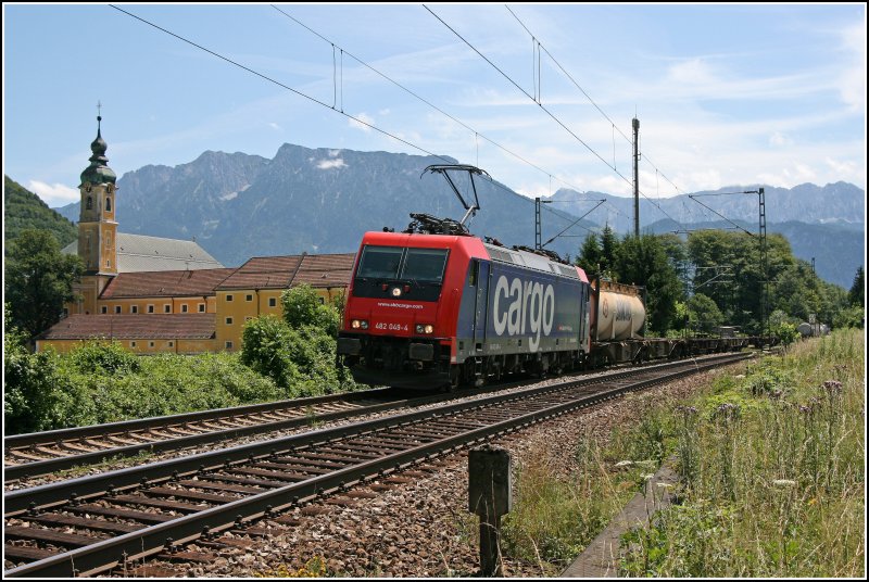Die 50.Re 482 der SBB Cargo bringt am 03.07.07 bei ca. 30 Grad den 40526 von Padova nach Antwerpen. Hier beim Kloster Raisach.