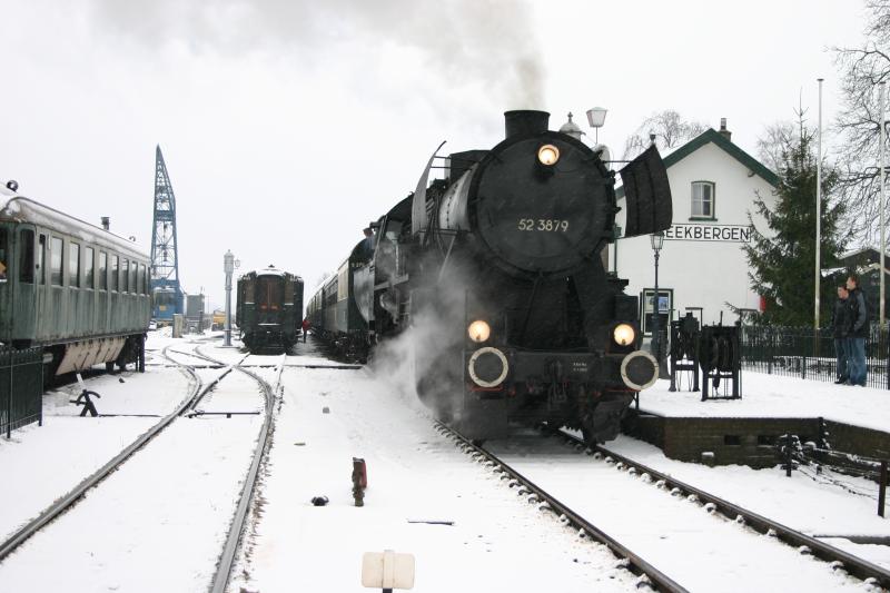 Die 52 3879 im Beekbergen/NL,am 28-12-2004