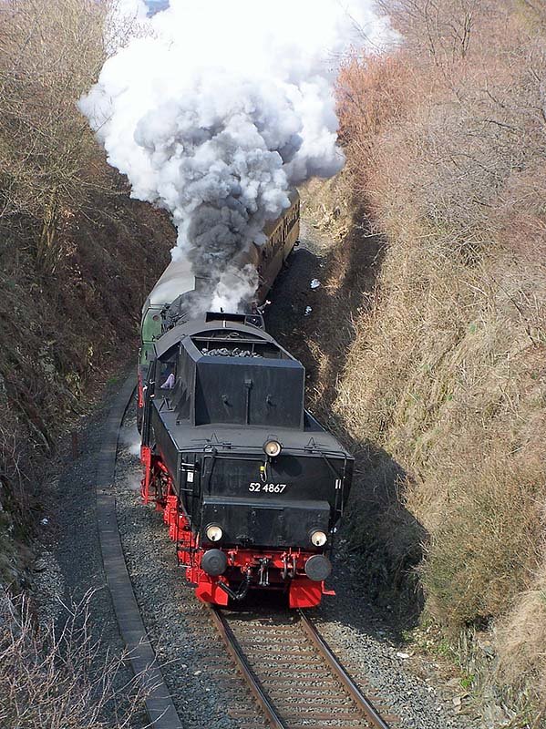 Die 52 4867 der Historischen Eisenbahn Frankfurt brachte am 27.03.2004 einen interessanten Sonderzug in den Hintertaunus nach Grvenwiesbach. Ideales Fotowetter liess diesen Tag zu einem Erlebnis werden.