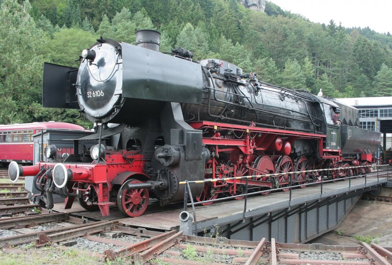 Die 52 6106 der Vulkan-Eifel-Bahn wurde nach ihrem Einsatz auf die Drehscheibe gefahren, um sie schlielich in den Lokschuppen umzusetzen, aufgenommen am 12.08.2009 in Gerolstein