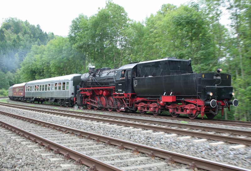 Die 52 6106 der Vulkan-Eifel-Bahn zieht die vier Silberlinge mit begeisterten Fahrgsten jetzt gleich in den Bahnhof Gerostein ein, aufgenommen am 12.08.2009