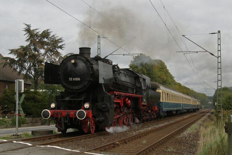 Die 52 6106 der Vulkan-Eifelbahn am 13.9.09 kurz vor Essen-Kettwig