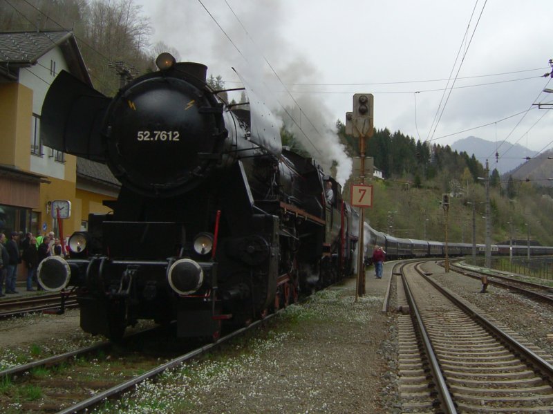 Die 52 7612 am 19.04.2008 mit dem IGE Sonderzug bei einem Foto halt in Weissenbach-St.Gallen im Gesuse. 