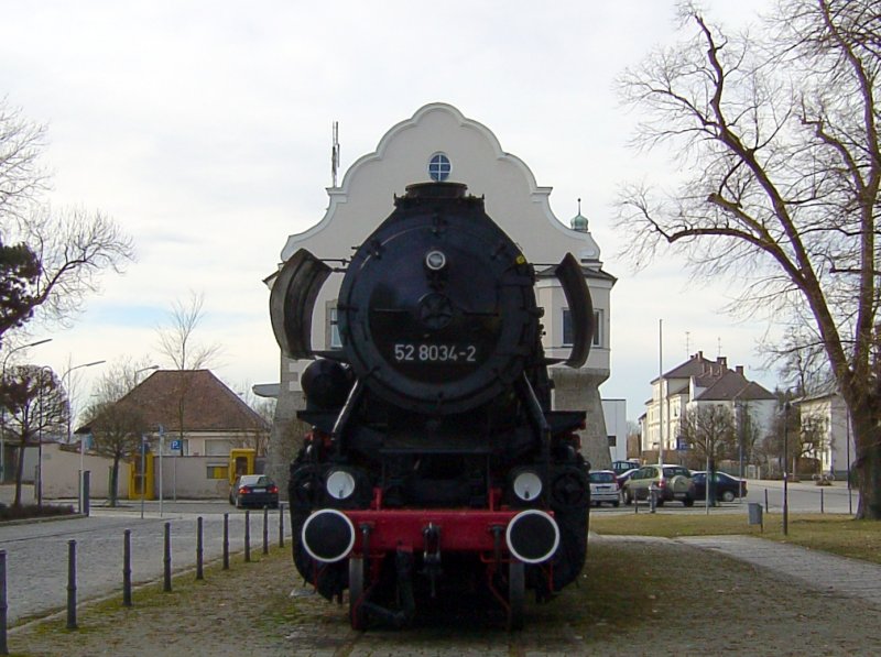 Die 52 8034 in Simbach am Inn am Bahnhofsvorplatz. (04.02.2008)