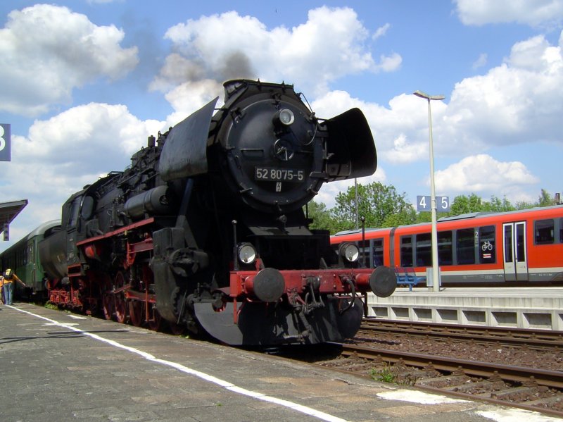 Die 52 8075 am 12.05.2008 in Neuenmarkt-Wirsberg mit ein Sonderzug fr Pendelfahrten ber die Schiefe Ebene. 