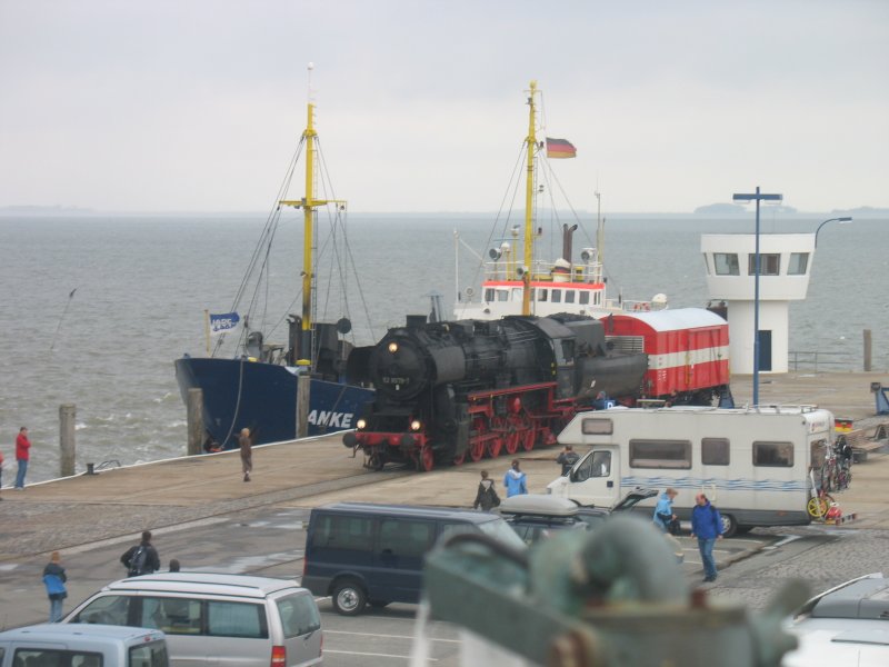 Die 52 8079-7 rangiert in Dagebll-Mole zur Rckfahrt nach Niebll. Sie bringt im Sommer mehrmals Urlauber an die Nordsee zur berfahrt nach Fhr. Mit zwei Kurswagen der IC nach Westerland gelangt man von Berlin, Kln oder Frakfurt aus bis nach Dagebll-Mole ohne Umstieg. (23.07.2008)