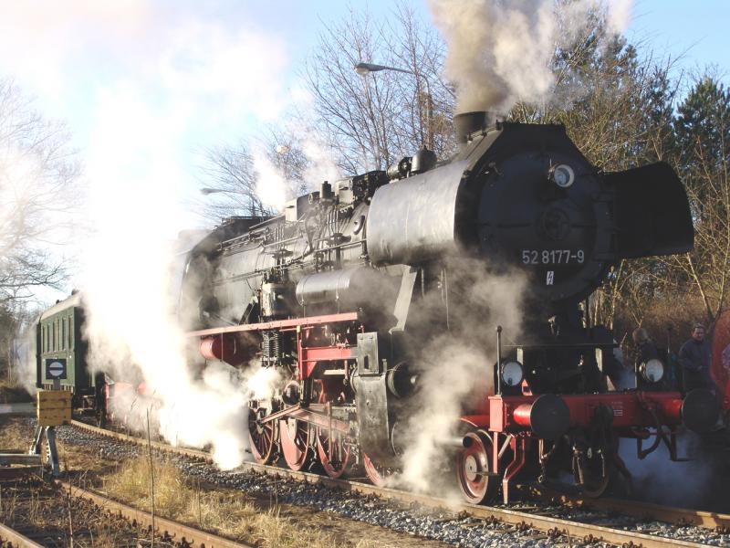 Die 52 8177-9 steht dem historichen Traditionszug im Bahnhof Rvershagen bereit.Aufgenommen am 18.12.04