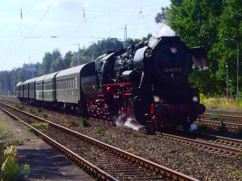 Die 52 8177-9 zieht den Traditionszug zum 11. Bahnhofsfest nach Rheinsberg; hier bei der Durchfahrt im Bhf Nassenheide am 30.08.2009.