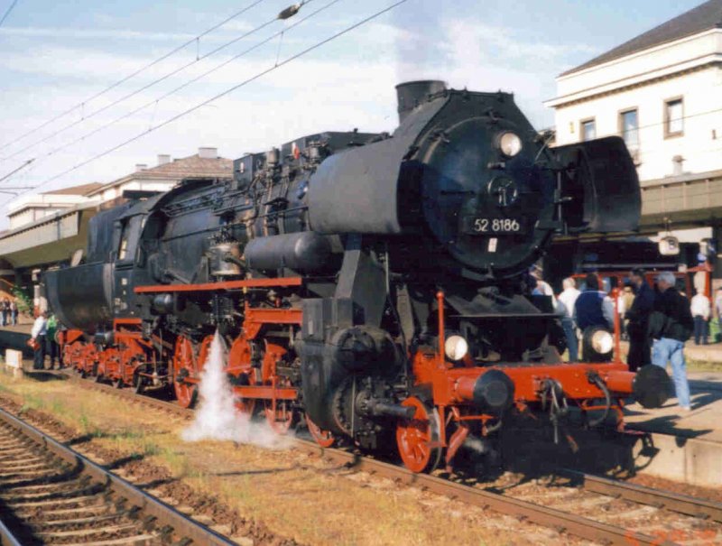 Die 52 8186 am 29.05.1997 in Linz Hbf. (Eingescanntes Foto)  