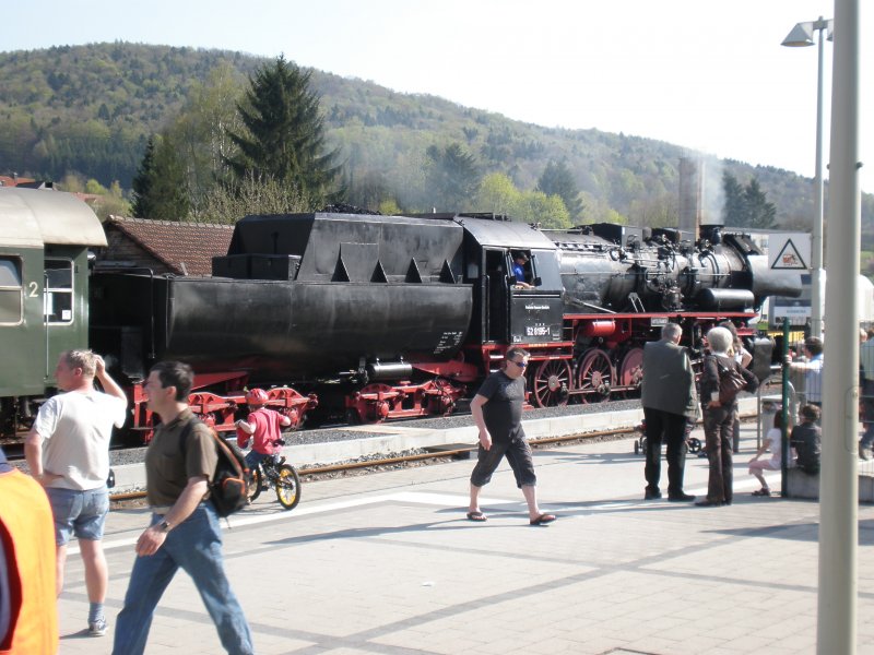 Die 52 8195-1 der FME bei der Ankunft im Ebermannstdter Bahnhof nach ihrer Ostersonderfahrt 