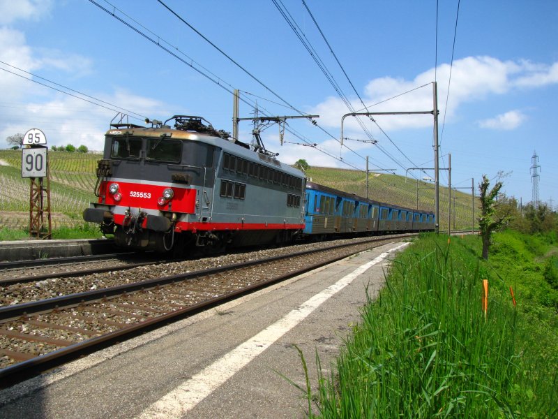 Die 525553 der SNCF mit einem Regionalzug aus Bellegarde am 1. Mai 2009 in Russin. 