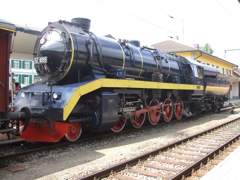 Die 528055 steht am 14.6.2008 im Bahnhof Huttwil bereit.