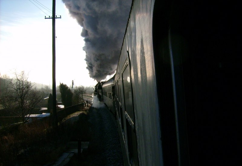 Die 528154-8 an einen kalten Dezembermorgen auf dem Weg nach Annaberg 