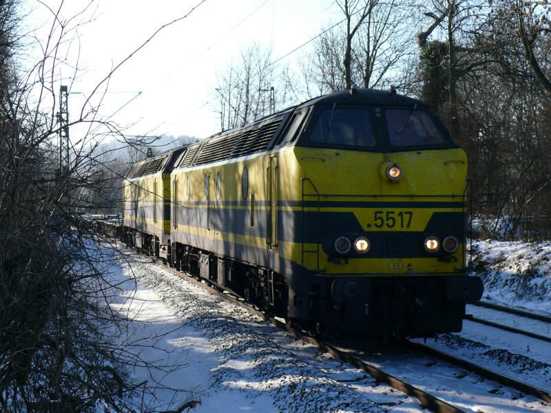 Die 55er fahren noch ! SNCB-Loks 5517 und 5528 auf der Abfahrt hinter dem Gemmenicher Tunnel in Richtung Aachen-West. Aufgenommen am 10/01/2209.